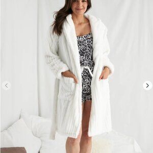 Pretty You London White Cloud Robe - Size S/M - NWT